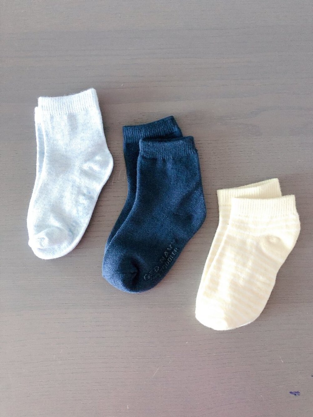 $2 Old Navy 3-Pack Baby Socks 2-3 year 2x blue, 1x yellow & white stripe